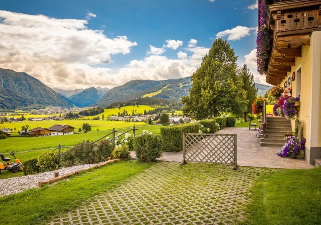 Flachautal vor einer Bergkulisse an einem sonnigen Tag