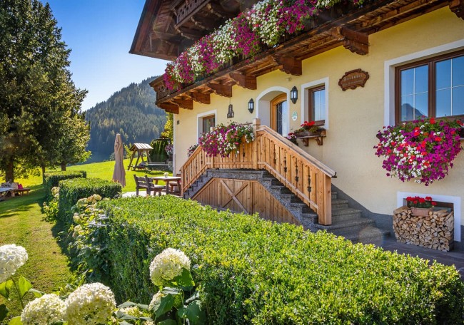 Prechtlhof mit Blumenbalkon in idyllischer Landschaft