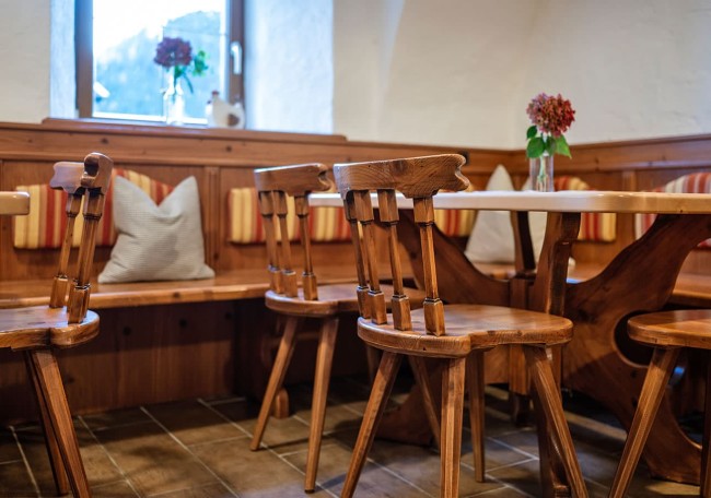 Holzstühle und -tisch in der gemütlichen Stube