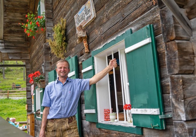 Hubert Rettensteiner freut sich auf Ihren Besuch in der Prechtlalm