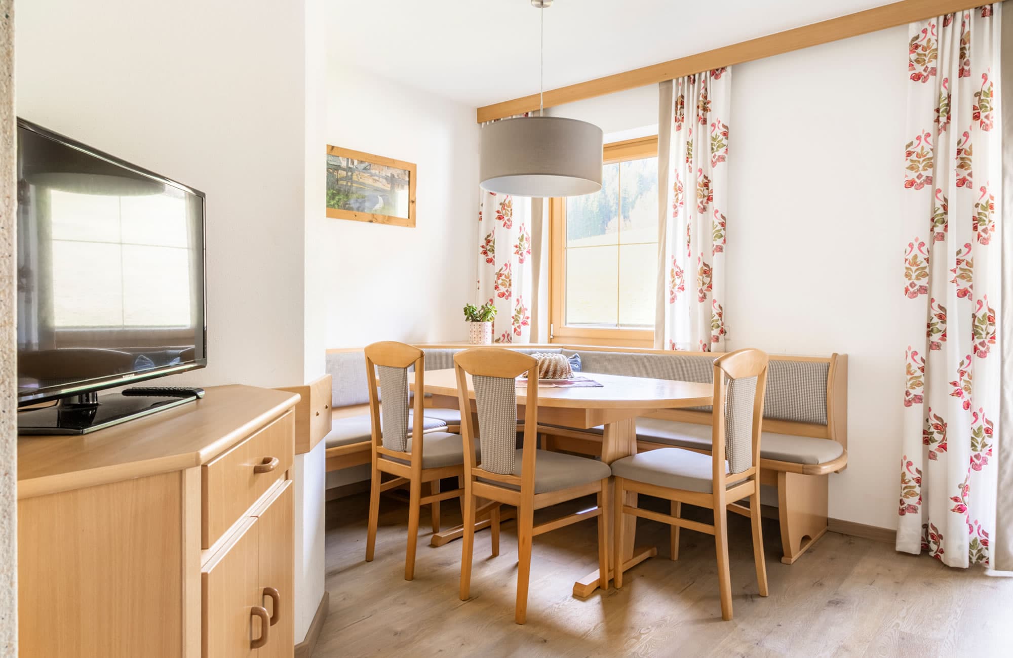 Freshly baked cake in a holiday apartment on the Prechtlhof farm in Flachau