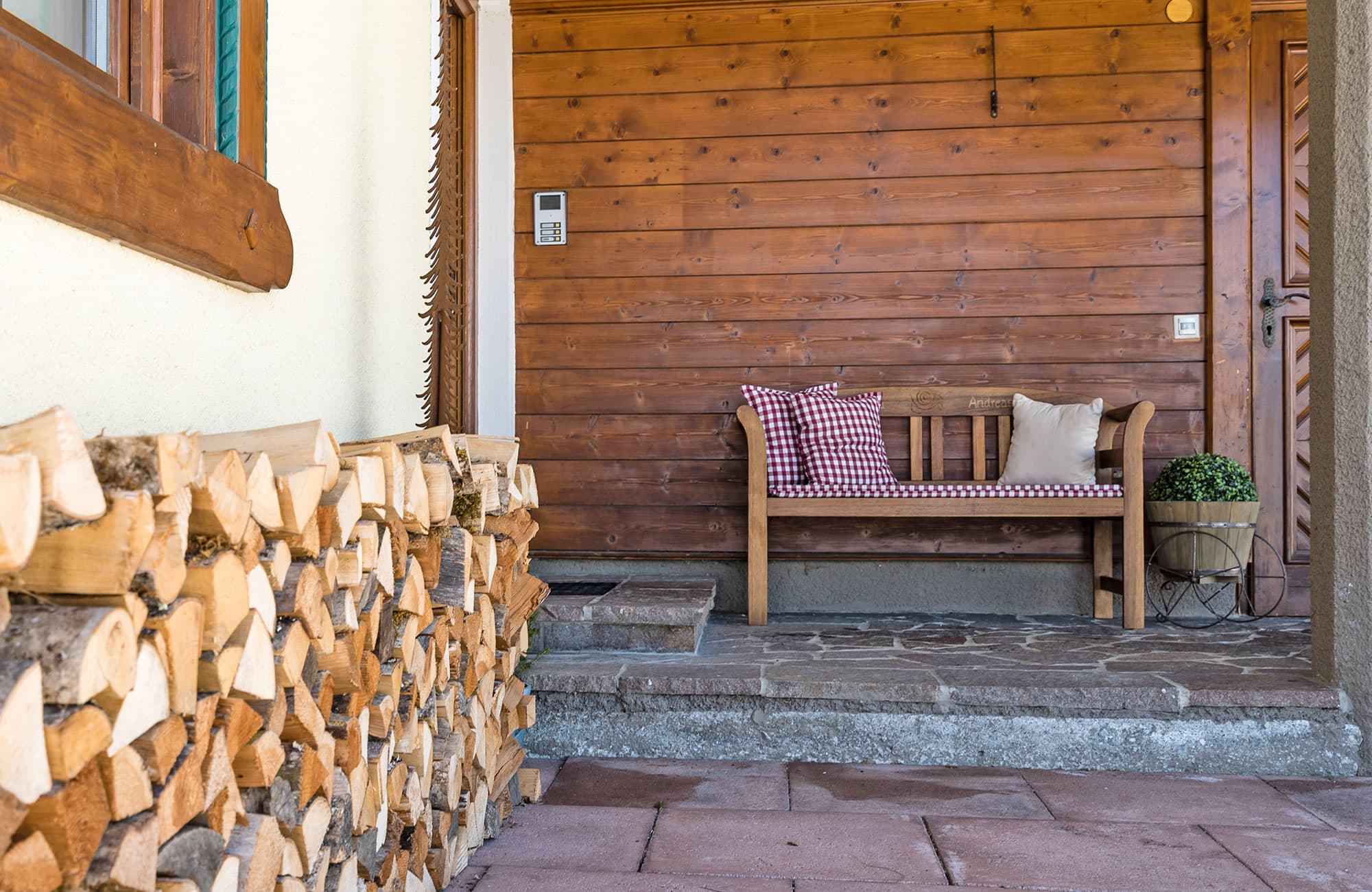 Summer holiday in a holiday apartment in Flachau in the Hubertushaus below the Prechtlhof