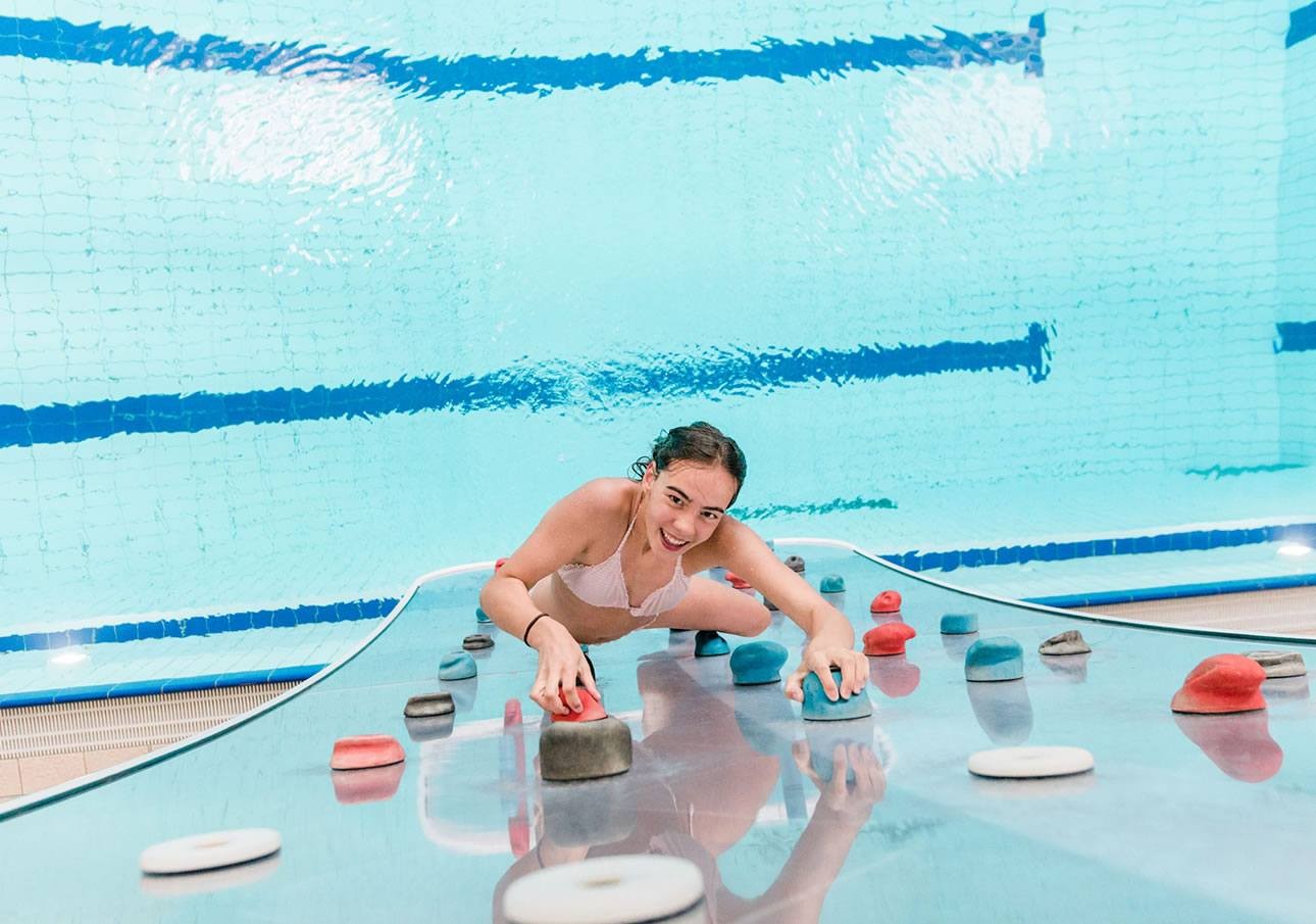 Water climbing wall in the Therme Amadé