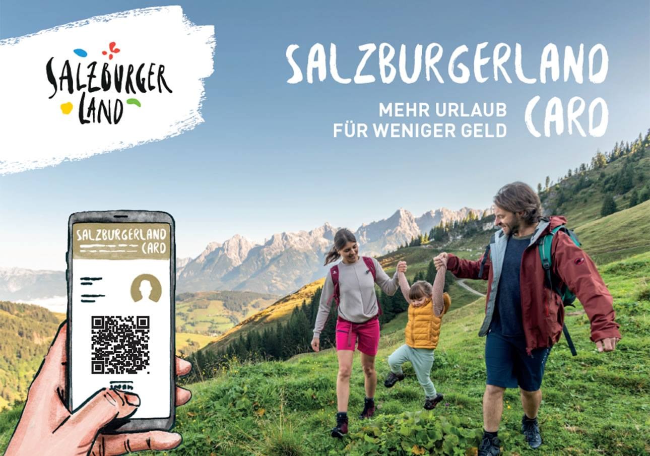 Familie wandert in den Bergen rund um den Prechtlhof mit der SalzburgerLand Card auf dem Smartphone